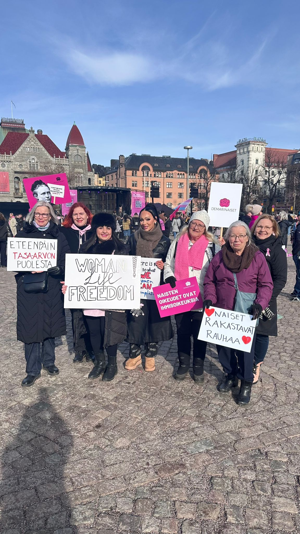 Upea tunnelma naistenpäivän marssilla